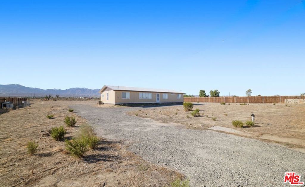 Image 25 of property listing at 16670 E Avenue T4, Llano, CA 93544