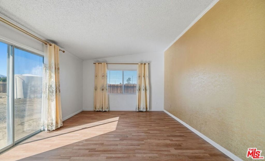 Image 7 of property listing at 16670 E Avenue T4, Llano, CA 93544