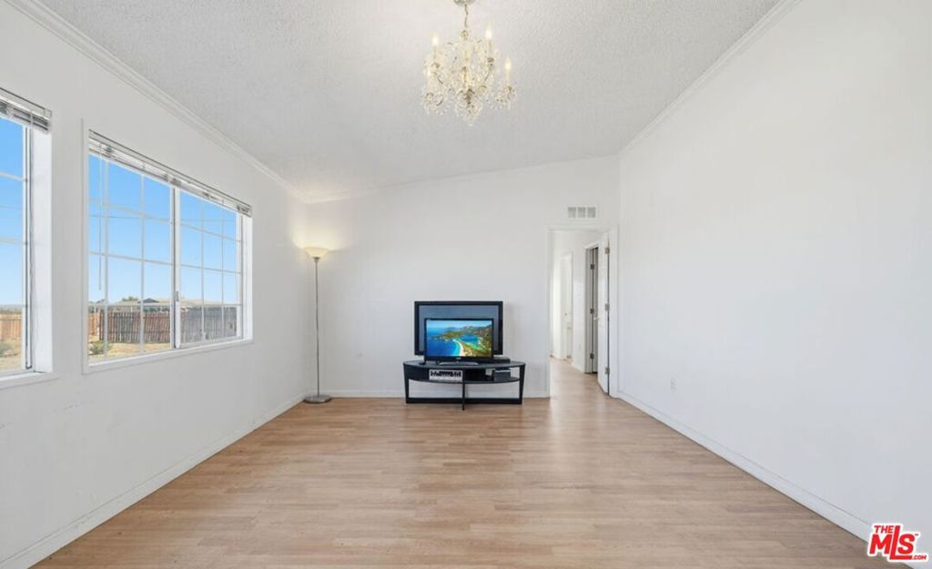 Image 8 of property listing at 16670 E Avenue T4, Llano, CA 93544