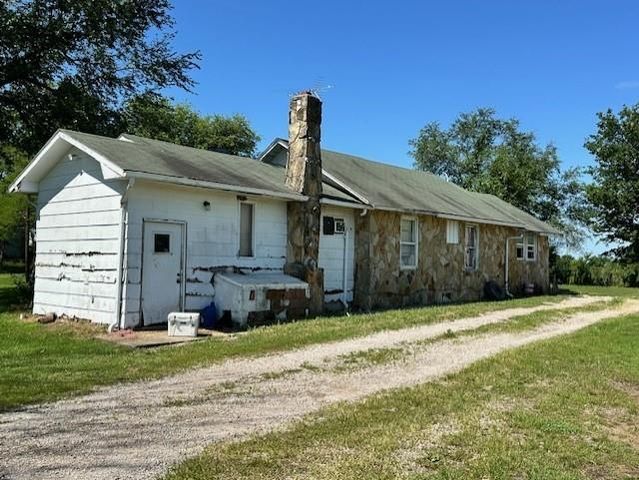 12074 S 1600 Road, Nevada, MO 64772