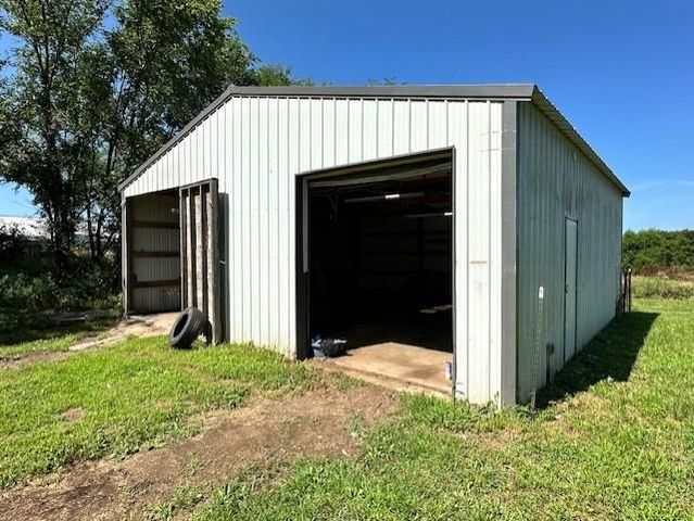 12074 S 1600 Road, Nevada, MO 64772