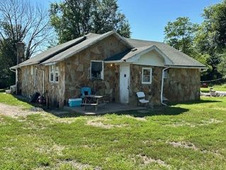 12074 S 1600 Road, Nevada, MO 64772