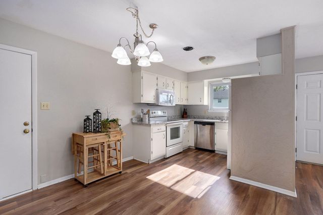 2728 N Summit Avenue, Springfield, MO 65803