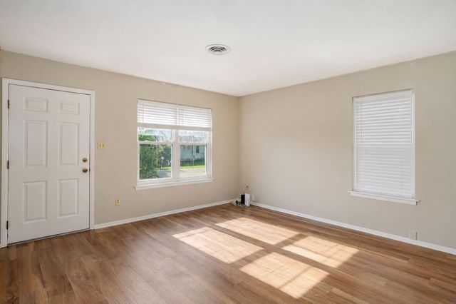 2728 N Summit Avenue, Springfield, MO 65803