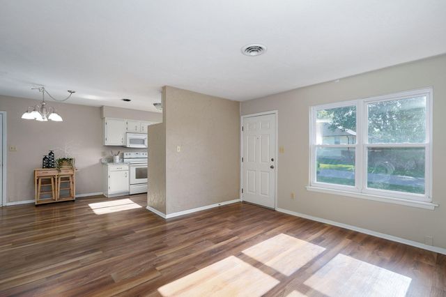2728 N Summit Avenue, Springfield, MO 65803