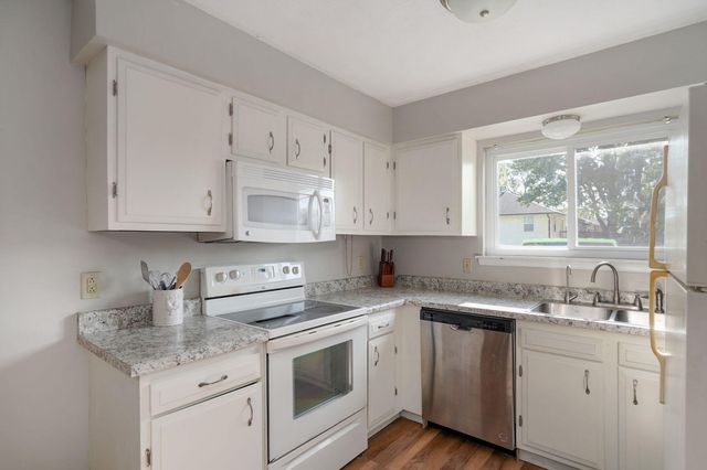 2728 N Summit Avenue, Springfield, MO 65803