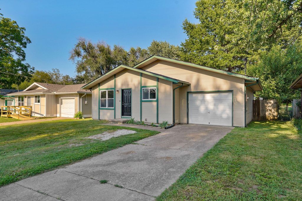 2728 N Summit Avenue, Springfield, MO 65803