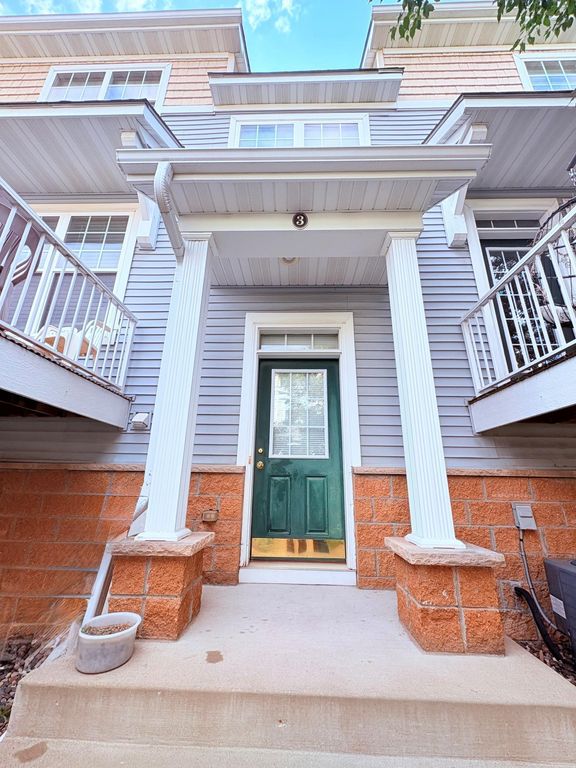 1679 Village Trail E 3, Maplewood, MN 55109