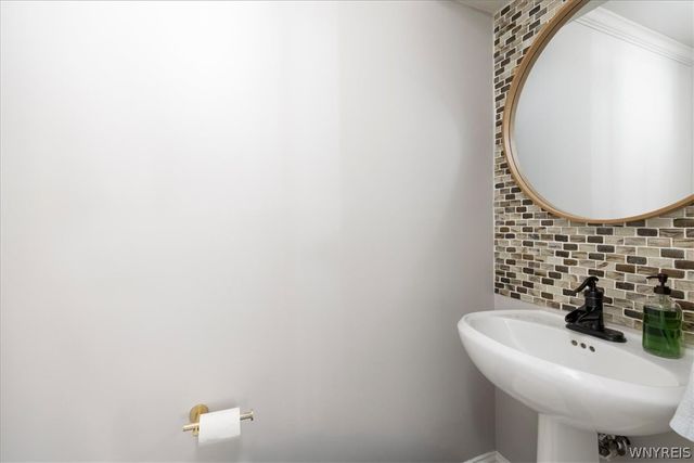 14 Tanglewood Drive East, Orchard Park, NY 14127