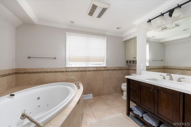 14 Tanglewood Drive East, Orchard Park, NY 14127