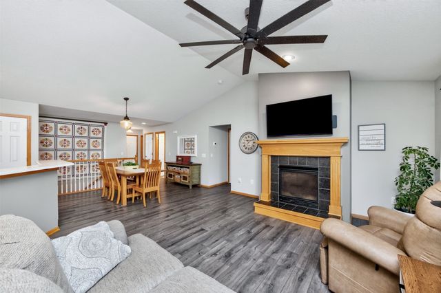 6038 Pinewood Court, Johnston, IA 50131