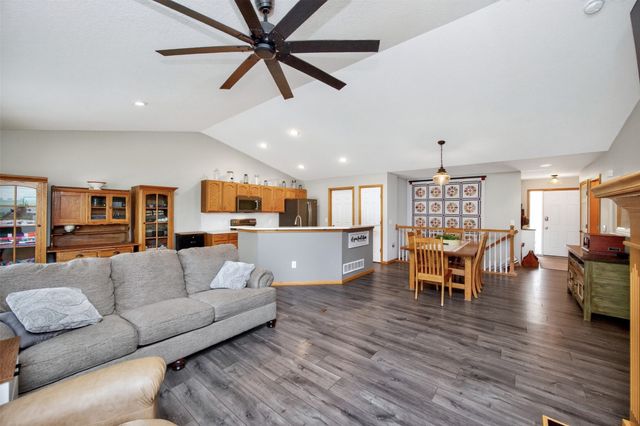 6038 Pinewood Court, Johnston, IA 50131