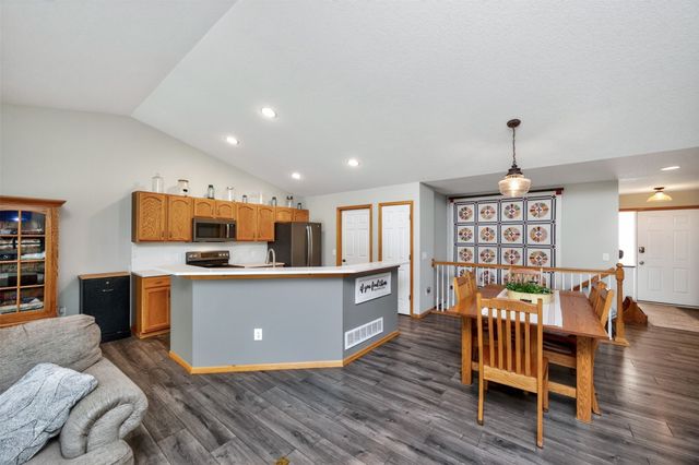 6038 Pinewood Court, Johnston, IA 50131