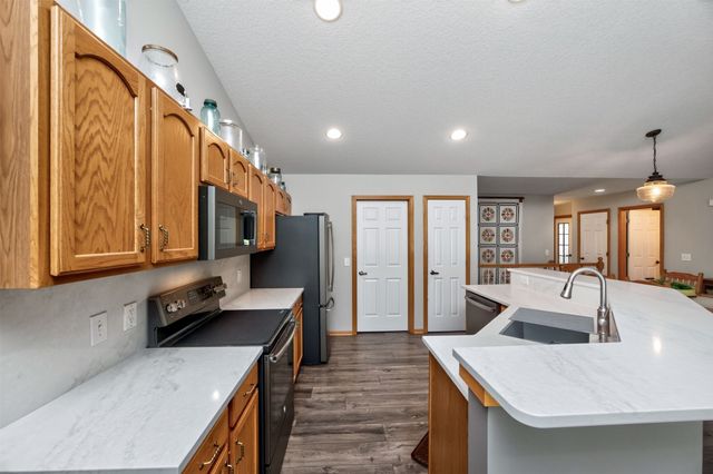 6038 Pinewood Court, Johnston, IA 50131