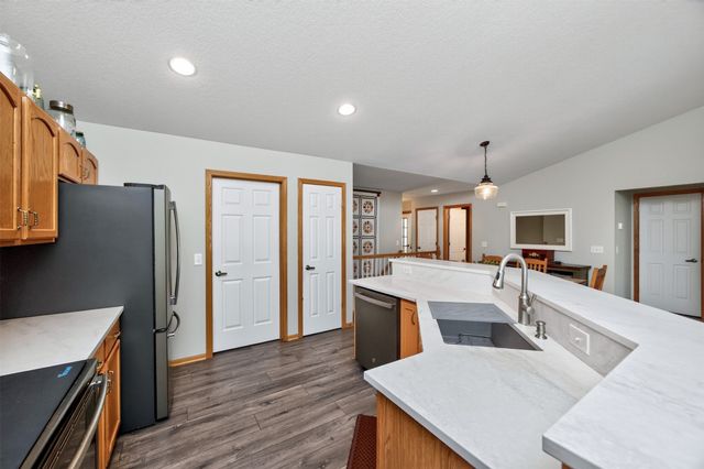 6038 Pinewood Court, Johnston, IA 50131