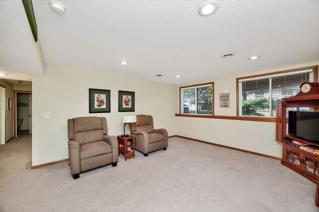 6038 Pinewood Court, Johnston, IA 50131