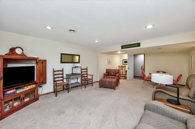 6038 Pinewood Court, Johnston, IA 50131