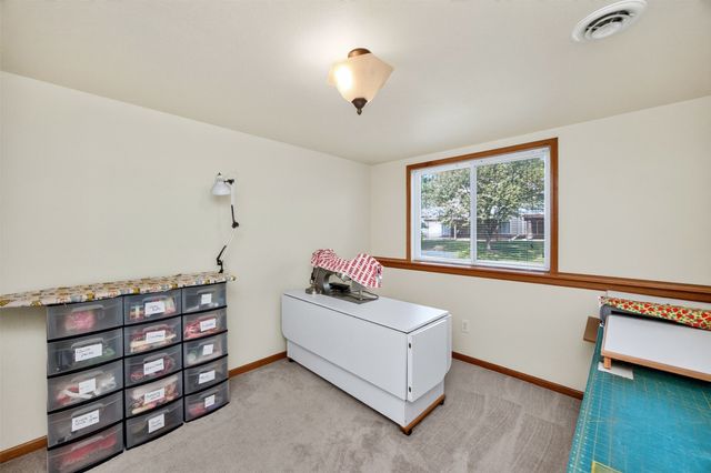 6038 Pinewood Court, Johnston, IA 50131