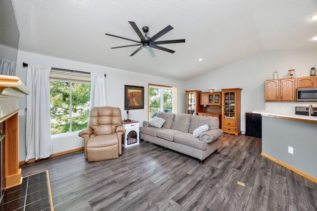 6038 Pinewood Court, Johnston, IA 50131