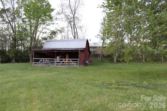 300 Banner Farm Road, Mills River, NC 28759
