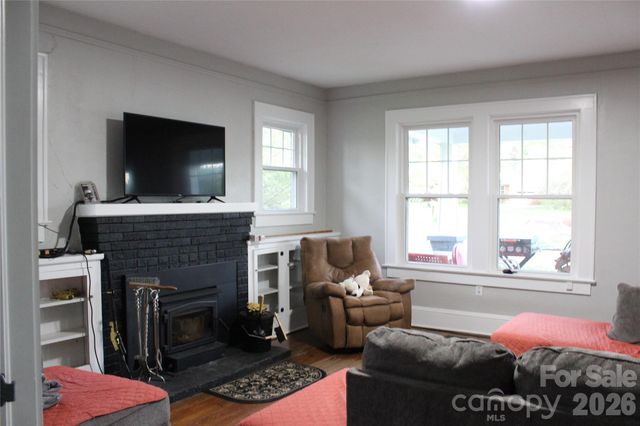 300 Banner Farm Road, Mills River, NC 28759