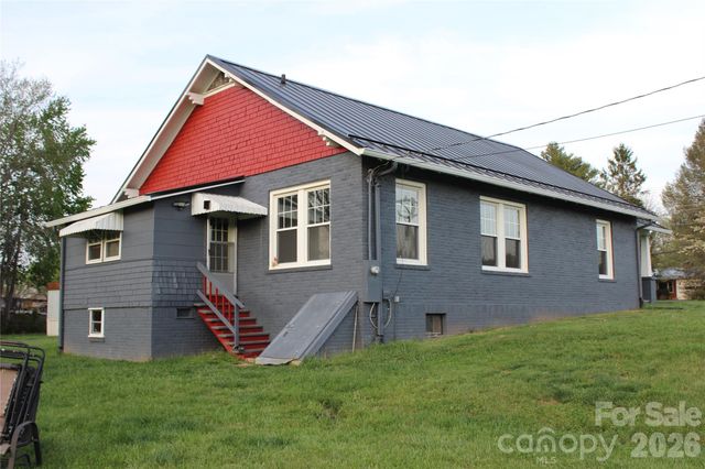 300 Banner Farm Road, Mills River, NC 28759