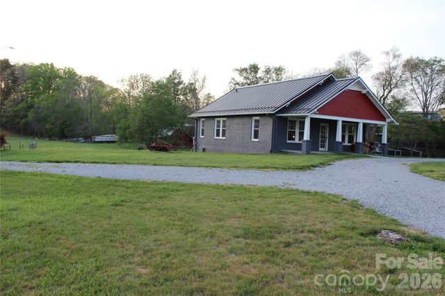 300 Banner Farm Road, Mills River, NC 28759