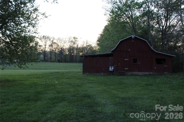300 Banner Farm Road, Mills River, NC 28759