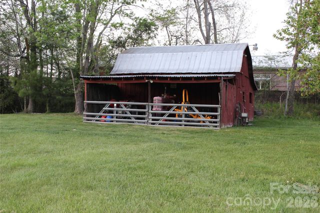 300 Banner Farm Road, Mills River, NC 28759