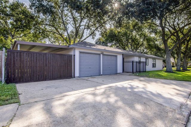 2716 Pine Cone Lane Corner, Pearland, TX 77581