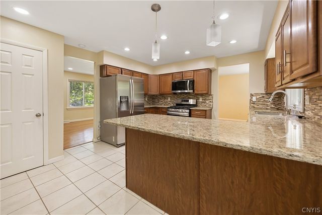 204 Donlin Drive, Salina, NY 13088