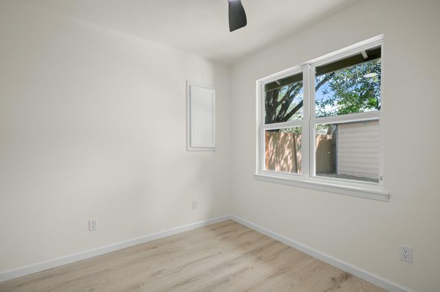 1400 S Meadows DR, Austin, TX 78758