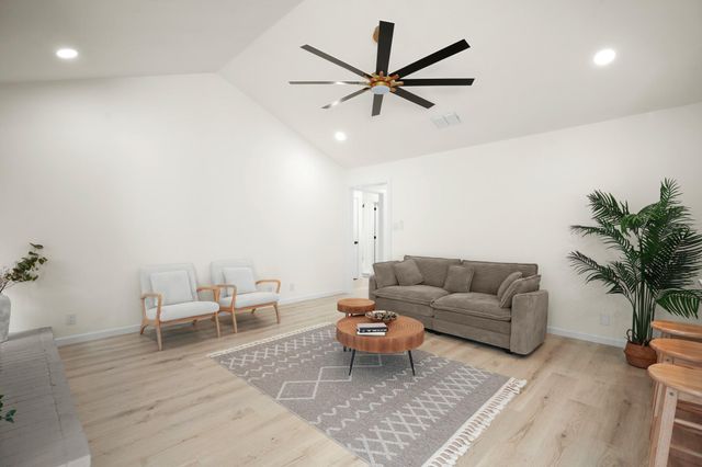1400 S Meadows DR, Austin, TX 78758