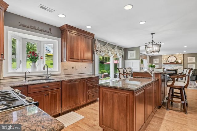 2042 COUNTRY CLUB DR, Doylestown, PA 18901