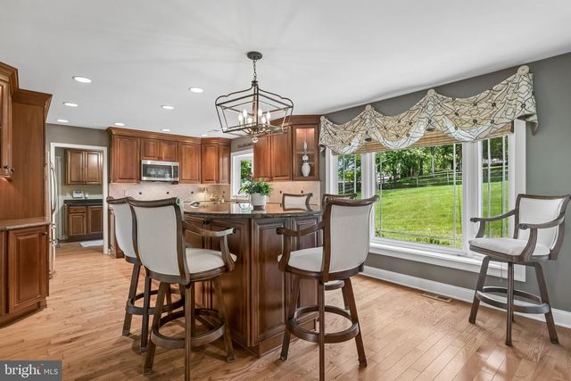 2042 COUNTRY CLUB DR, Doylestown, PA 18901