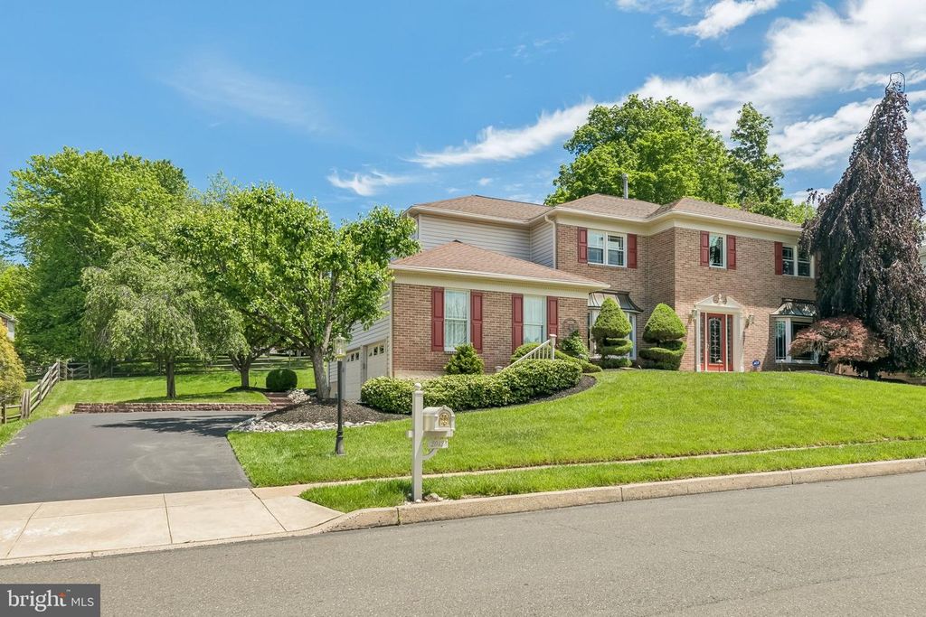 2042 COUNTRY CLUB DR, Doylestown, PA 18901