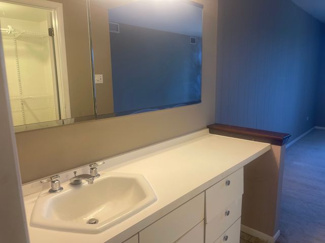 13622 Royal Court 824, Crestwood, IL 60418