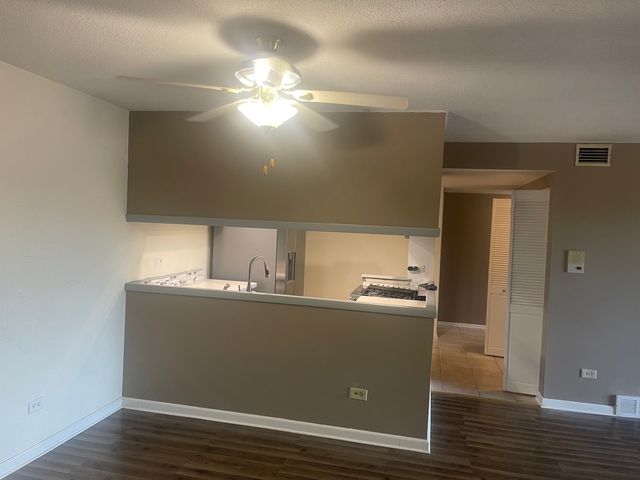 13622 Royal Court 824, Crestwood, IL 60418