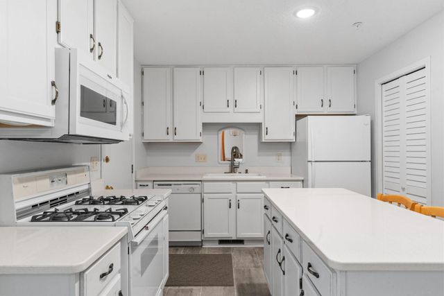 538 Queens Gate, New Brighton, MN 55112