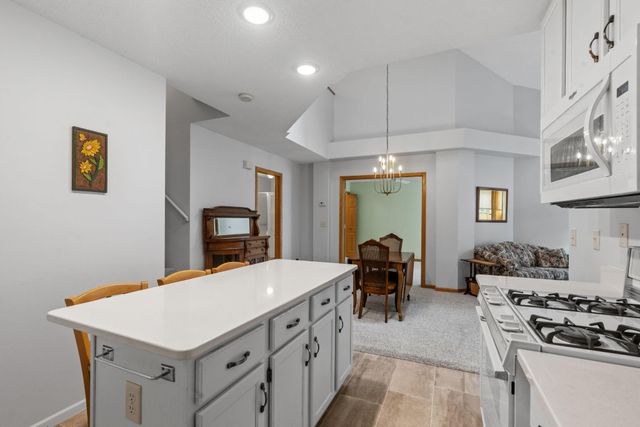 538 Queens Gate, New Brighton, MN 55112