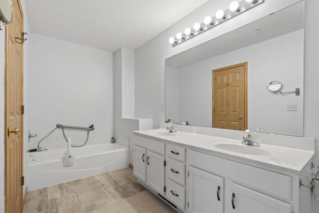 538 Queens Gate, New Brighton, MN 55112