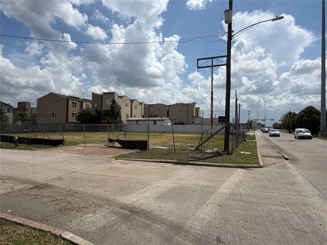 4512 Katy Freeway, Houston, TX 77007
