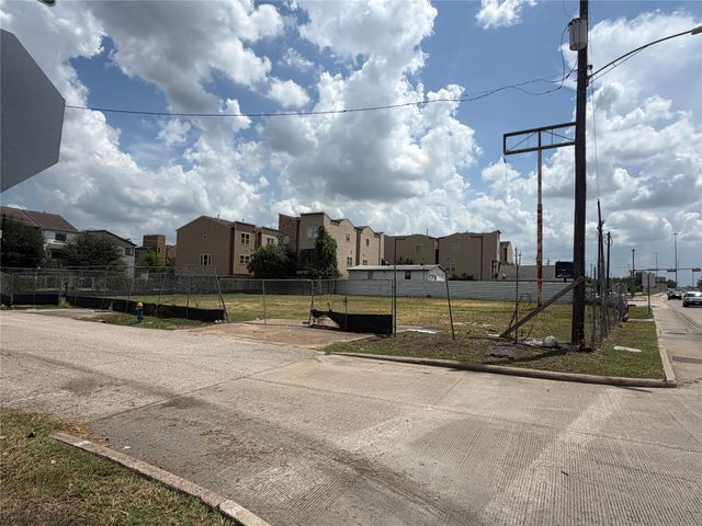 4512 Katy Freeway, Houston, TX 77007