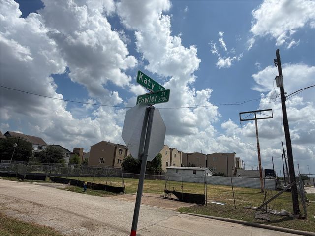 4512 Katy Freeway, Houston, TX 77007