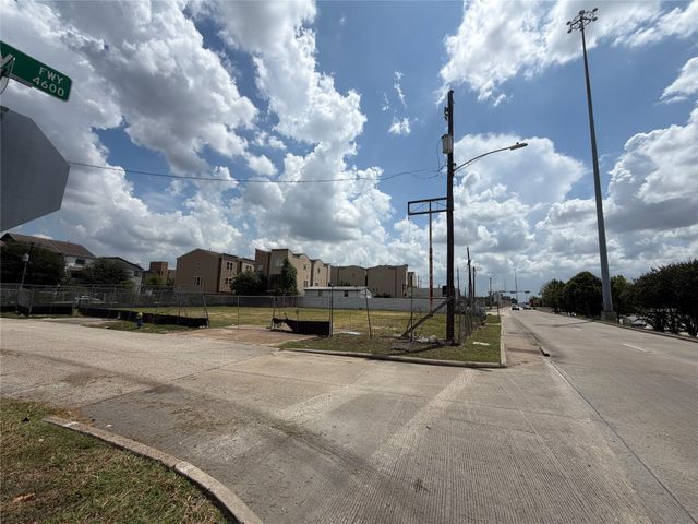 4512 Katy Freeway, Houston, TX 77007