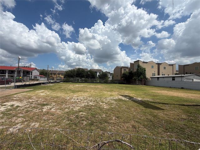 4512 Katy Freeway, Houston, TX 77007