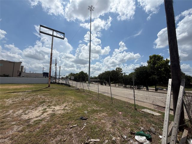 4512 Katy Freeway, Houston, TX 77007
