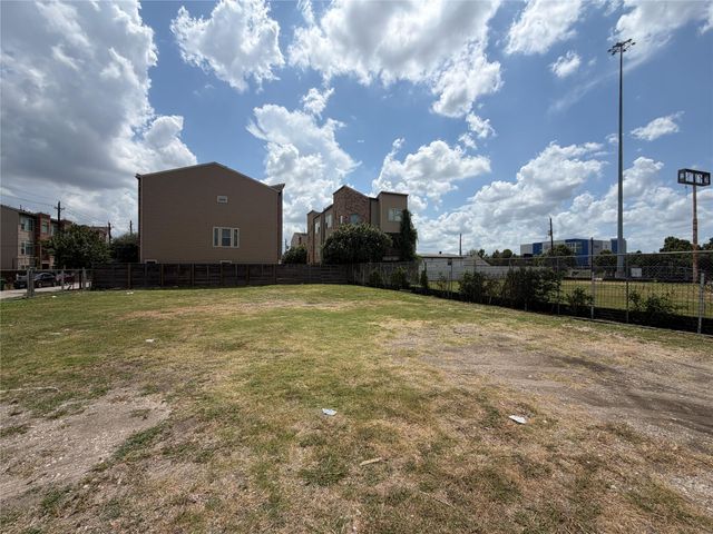 4512 Katy Freeway, Houston, TX 77007