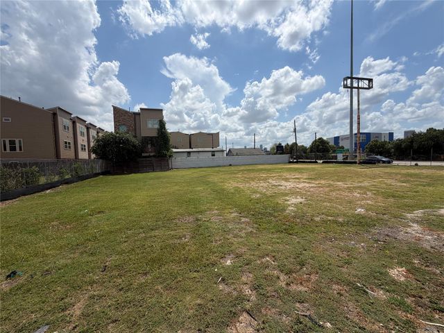 4512 Katy Freeway, Houston, TX 77007