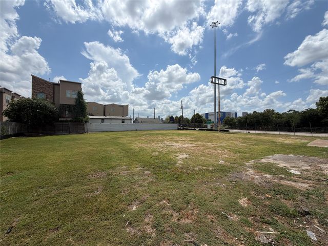 4512 Katy Freeway, Houston, TX 77007